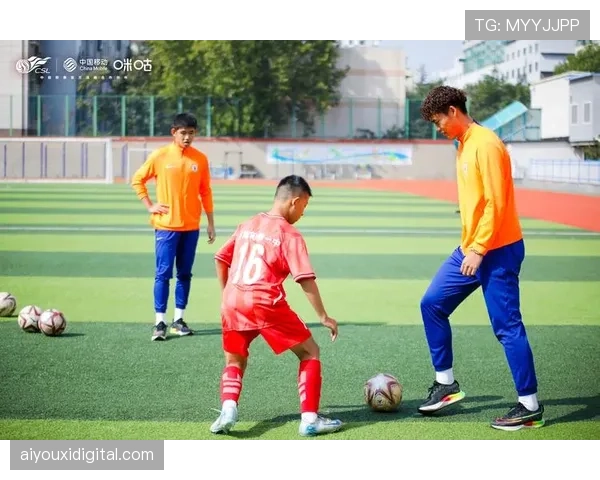 “足球进校园”活动走进济南,山东泰山队球员与中小学生进行互动训练 “足球进校园”活动走进济南,山东泰山队球员与中小学生进行互动训练